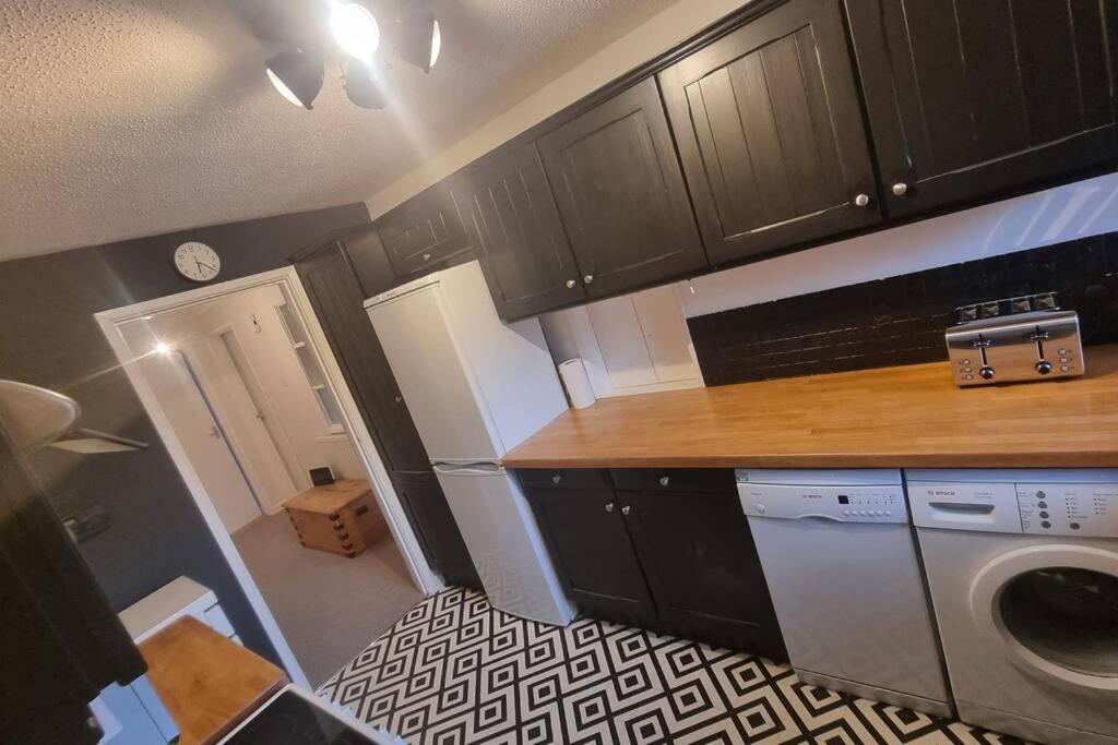 Spacious Self Contained Flat In Superb Location Lymington Buitenkant foto